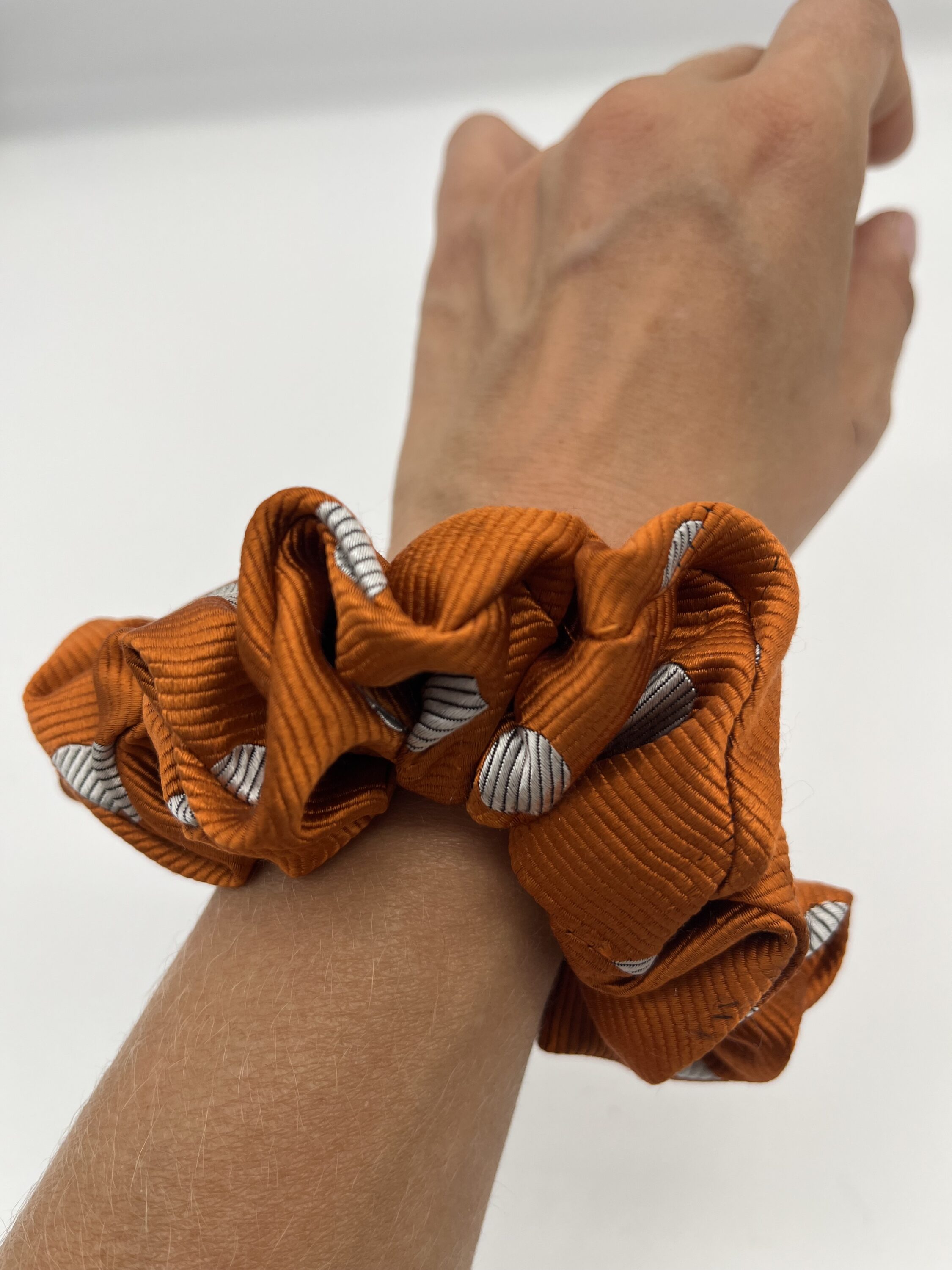 jedwabna scrunchie